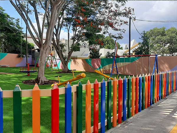 Instalación de área infantil y grama sintética en Parque los Alamos