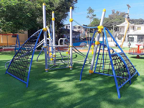 Instalación de área infantil y Deportiva en Parque Villa Olímpica